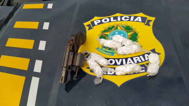 ec7f35e5 6c61 4705 94cf 8ce9b104f047 Após tentativa de fuga da fiscalização, PRF apreende cocaína, maconha e arma de fogo que foram arremessados pela janela de carro