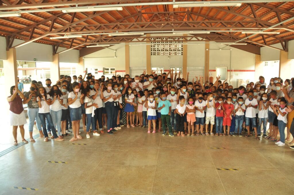 FARDAS 8 Prefeito Dr. Pedro Malheiros realiza entrega de uniformes escolares para a rede municipal de ensino de Sebastião Laranjeiras