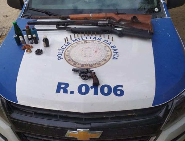 WhatsApp Image 2022 05 25 at 09.51.15 PM detém homem que agredia companheira e ameaçava a própria mãe na zona rural de Carinhanha; armas de fogo e munições foram apreendidas