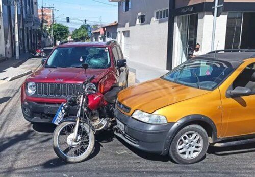 WhatsApp Image 2022 08 11 at 19.06.28 Motociclista sai ileso após ser atingido por dois carros no centro de Guanambi; veja vídeo