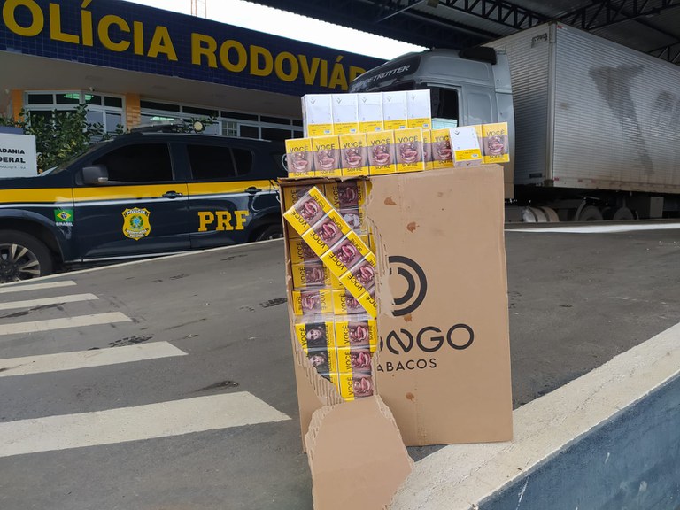 a06eb307 c596 4088 964f 293198a0f065 1 PRF apreende caminhão com 250 mil maços de cigarros sem nota fiscal na BR 116 em Vitória da Conquista (BA)