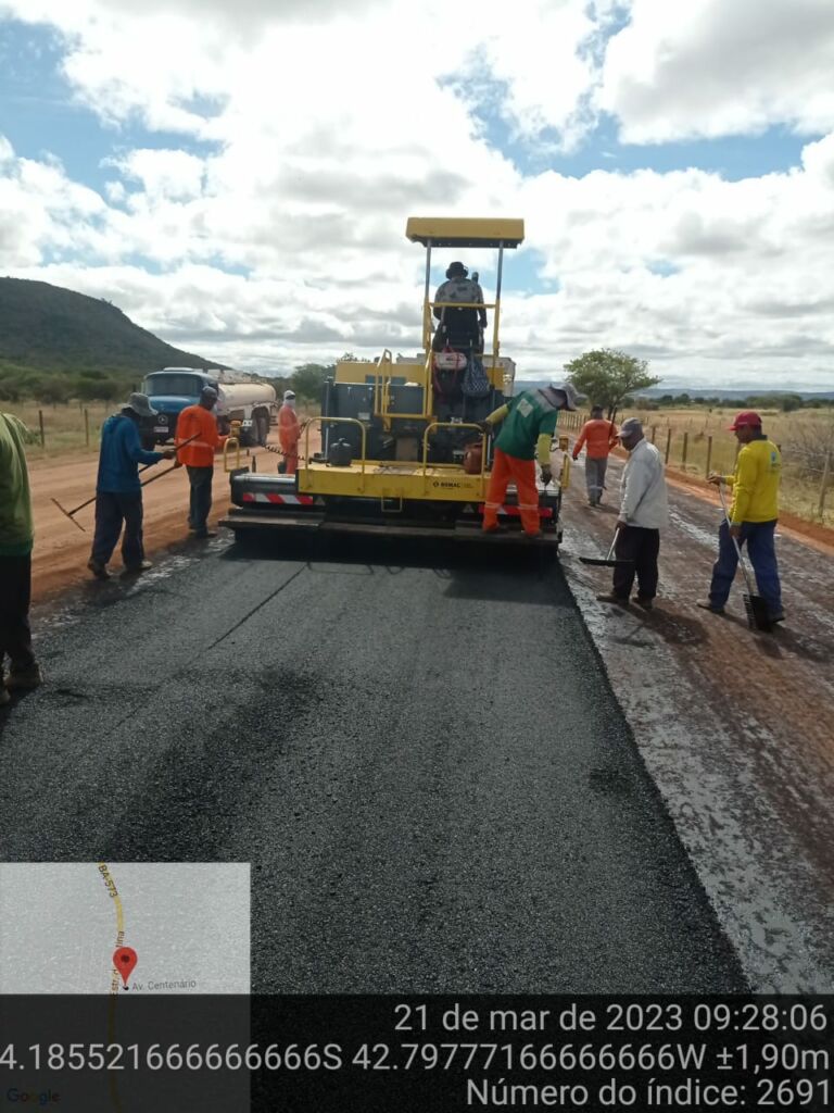 4 Prefeitura de Guanambi inicia aplicação de asfalto usinado na Avenida Centenária, que interliga a BA-573 com o novo Cemitério Municipal