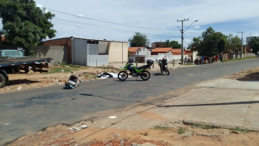 WhatsApp Image 2023 04 28 at 11.27.23 Mulher morre e criança fica ferida após serem atingidas por caminhão-guincho em Guanambi
