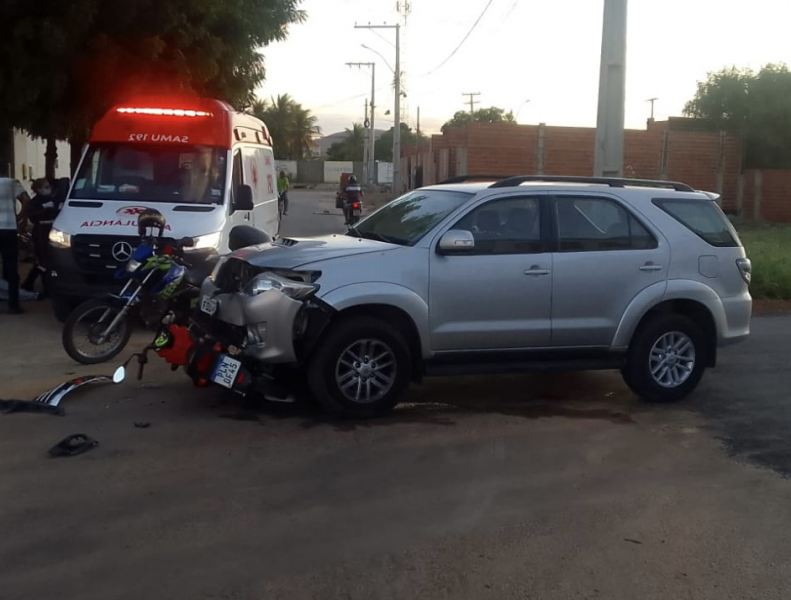 9ADBDEE2 8FE5 4DBB 9348 96E59DD606CA Colisão entre carro e motocicleta deixa uma pessoa ferida em Guanambi