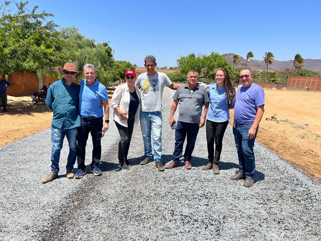 WhatsApp Image 2023 09 21 at 12.20.33 Prefeito João Veiga vistoria obras de pavimentação asfáltica no povoado do Tanque em Pindaí