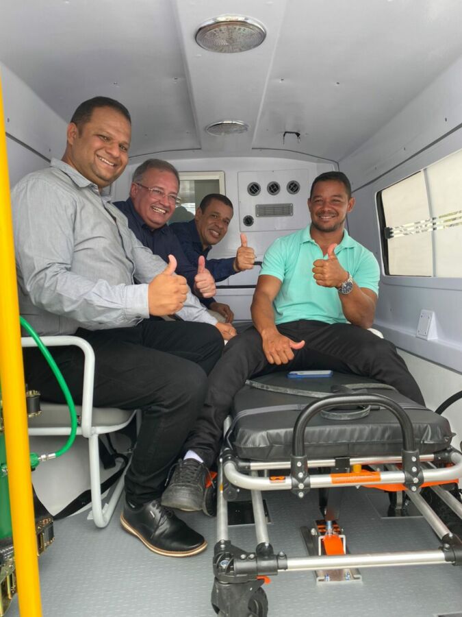 0a2a2de8 e776 4505 bcde 17abc32101d5 10 Deputado Felipe Duarte entrega ambulância para Malhada