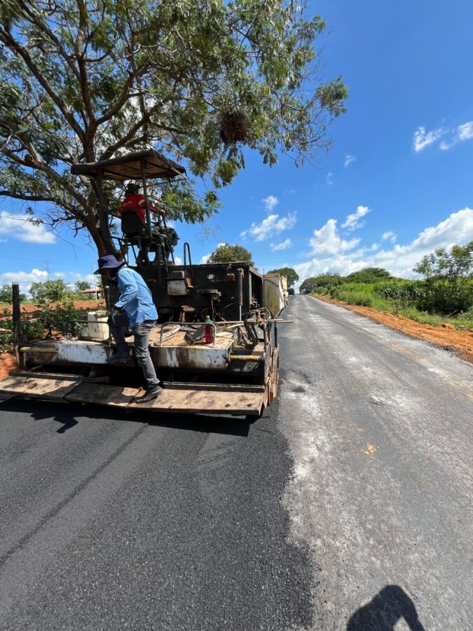 WhatsApp Image 2024 03 04 at 08.23.34 1 Com aplicação de asfalto usinado CBUQ, segunda etapa das obras que liga Morrinhos até Ceraíma seguem a todo vapor