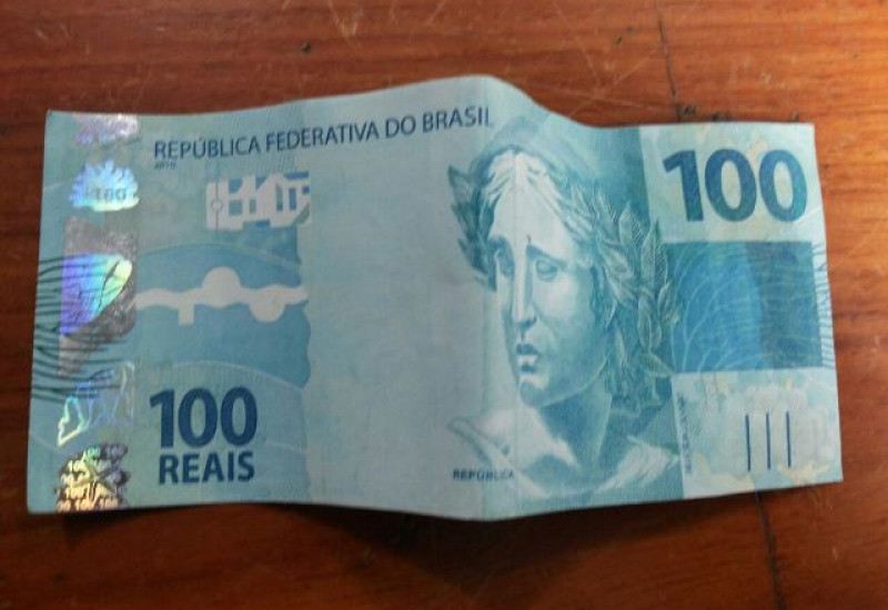 homem e flagrado com nota de r 100 reais falso e relata ter adquirido na argentina 1563367388 b PM conduz à Delegacia indivíduo acusado de estelionato em Guanambi