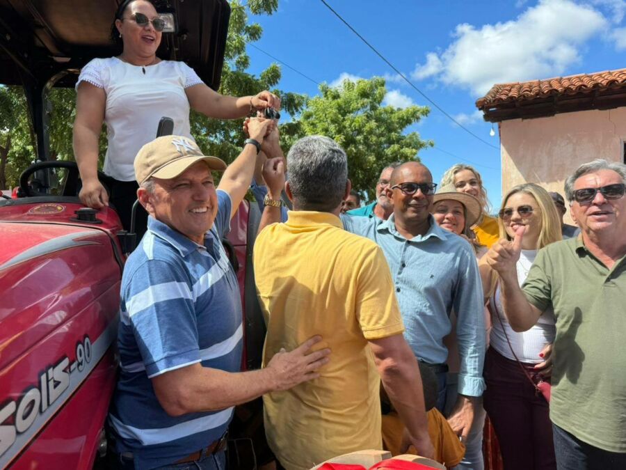 ENTREGAS PMA 2 Deputado Charles Fernandes reforça agricultura familiar de Palmas de Monte Alto com entrega de dois tratores para comunidades rurais