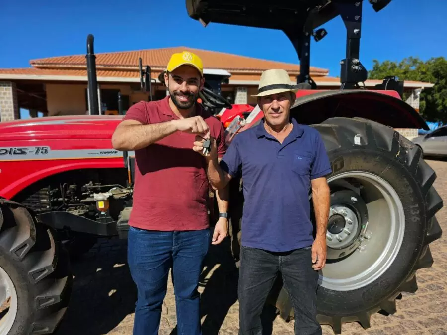 CAETITE 1 Deputado Charles Fernandes entrega Tratores Agrícolas para Comunidades de Matina, Ibitiara e Caetité