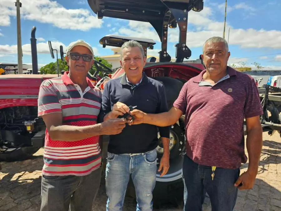 GUANAMBI Deputado Charles Fernandes entrega tratores e implementos para fortalecer a Agricultura Familiar em quatro comunidades rurais da região