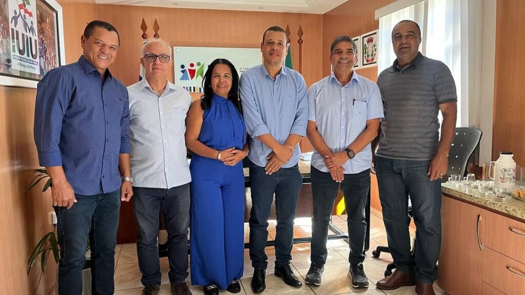 SaveClip.App 501463764 18031640951653853 7392082870575135516 n Prefeita Valdinha e prefeito Dr. Gimmy articulam pavimentação de estrada entre Iuiu e Malhada junto à Seinfra