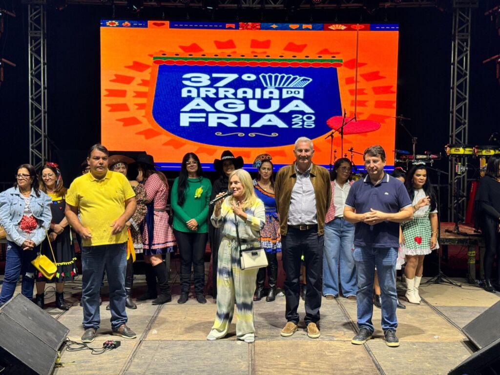 medeiros dentro Ivana Bastos participa dos festejos juninos em Medeiros Neto e soma forças junto ao prefeito Beto Pinto