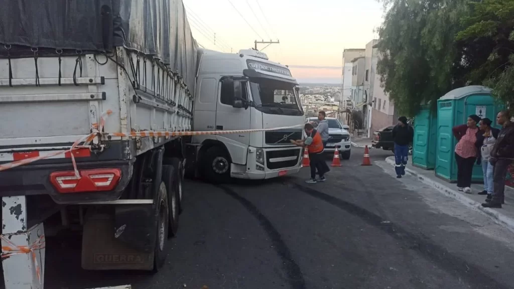 3625 acidente carreta bairro guarani vitoria da conquista Carreta desgovernada atingiu três residências em Vitória da Conquista