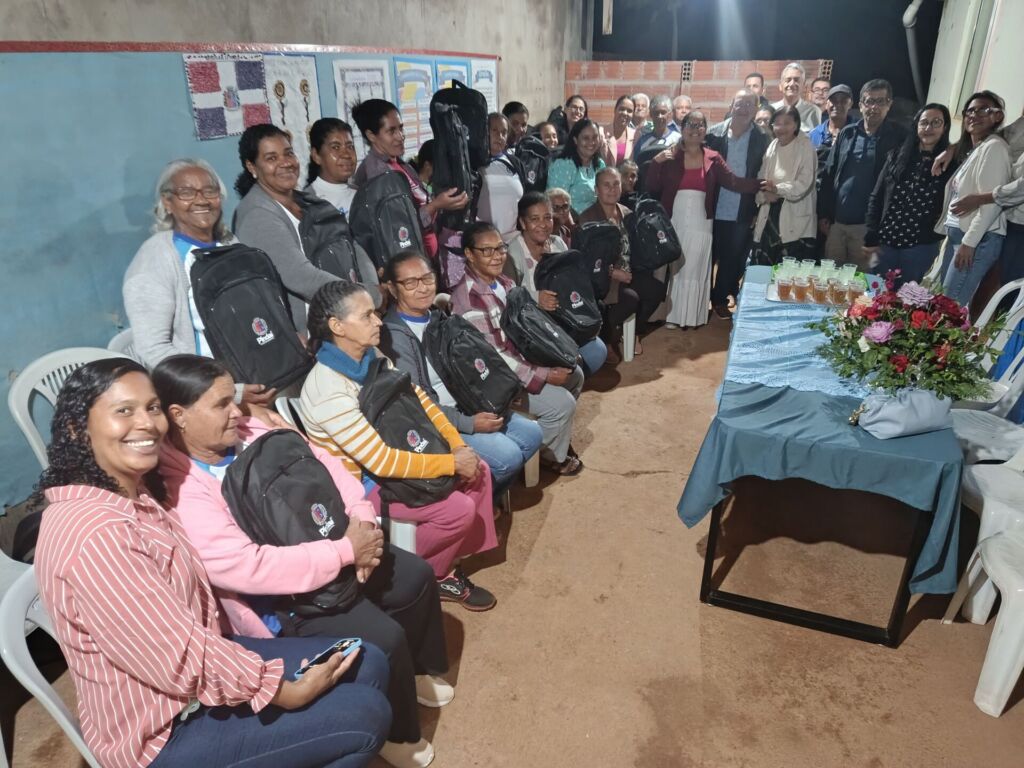 WhatsApp Image 2025 07 08 at 12.56.38 Prefeitura de Pindaí realiza entrega de kits escolares da EJA na comunidade de Tabua