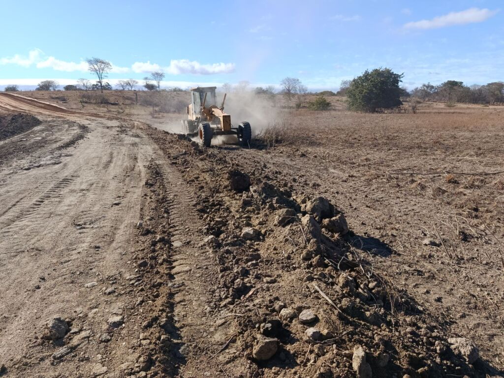 WhatsApp Image 2025 07 22 at 20.39.44 Prefeitura de Pindaí intensifica recuperação de estradas vicinais em ritmo acelerado