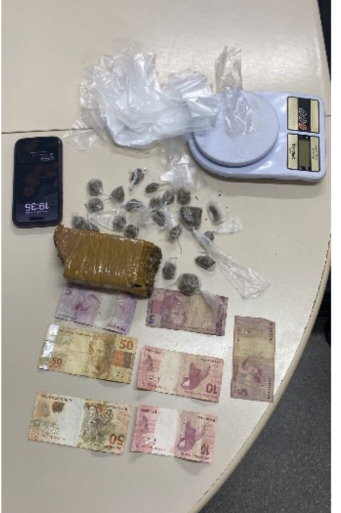 WhatsApp Image 2025 07 31 at 08.11.52 Adolescente é flagrado com drogas em abordagem da PM no bairro BNH, em Guanambi