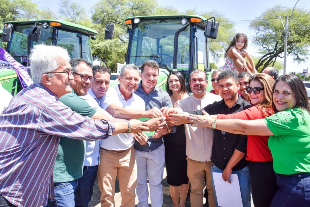544883121 1339466707745679 360145996245283814 n 1 Prefeito Galego recebe trator para fortalecer agricultura familiar em Guajeru