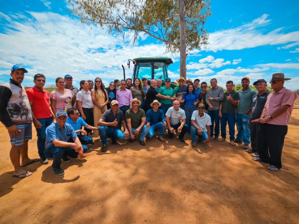 SaveClip.App 551366183 18311575426171129 3660130352103090658 n 1 Iuiu recebe tratores para fortalecer a agricultura familiar com apoio do deputado Charles Fernandes