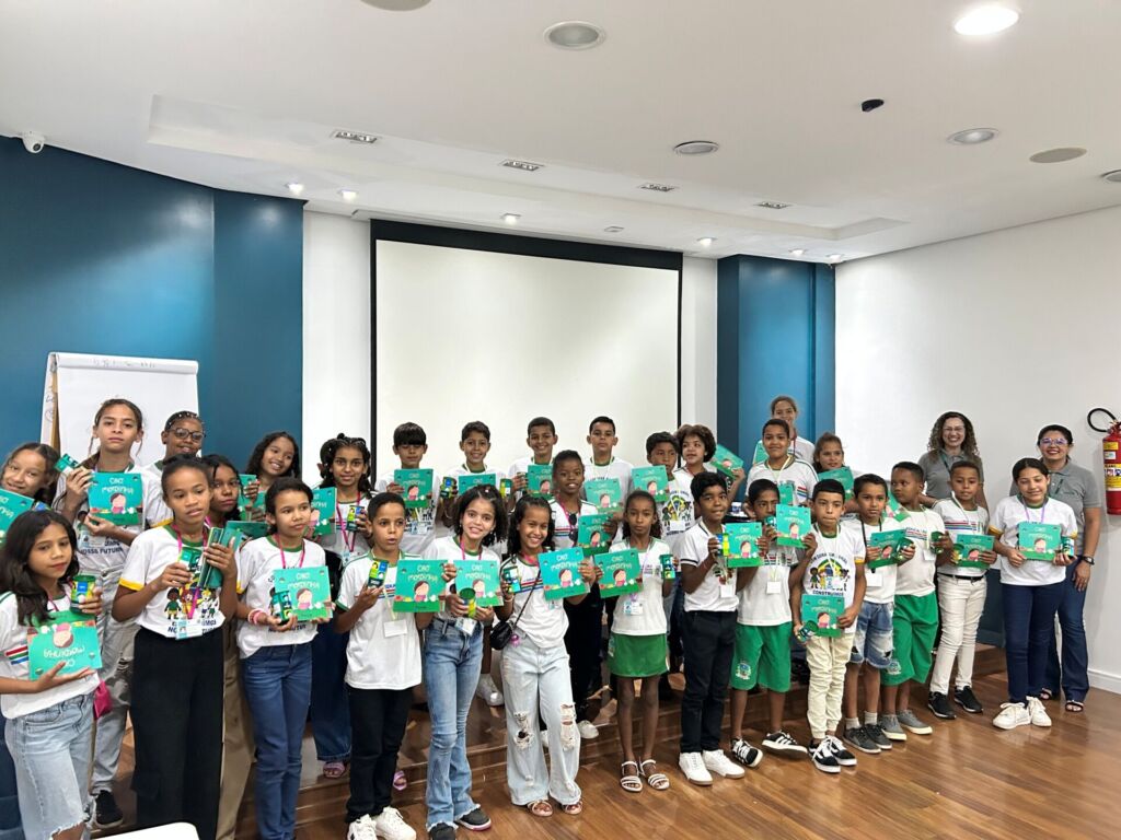 CRIANCAS NA CREDINOR Credinor recebe alunos de Icaraí de Minas em visita especial do Dia das Crianças