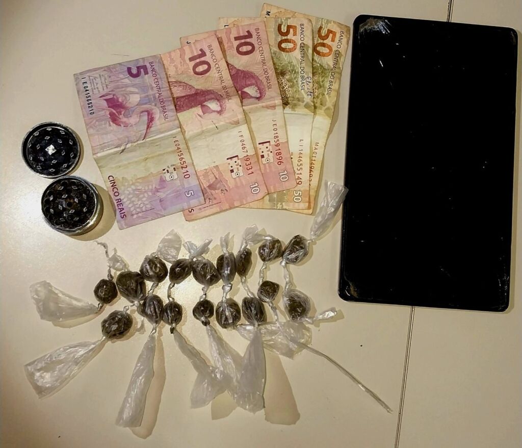 WhatsApp Image 2025 10 02 at 17.41.00 Jovem é preso por tráfico de drogas em Candiba