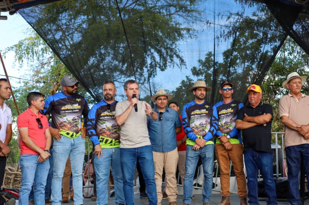 WhatsApp Image 2025 10 06 at 10.53.52 Prefeito Dr. Pedro Malheiros prestigia competição de motocross em Urandi