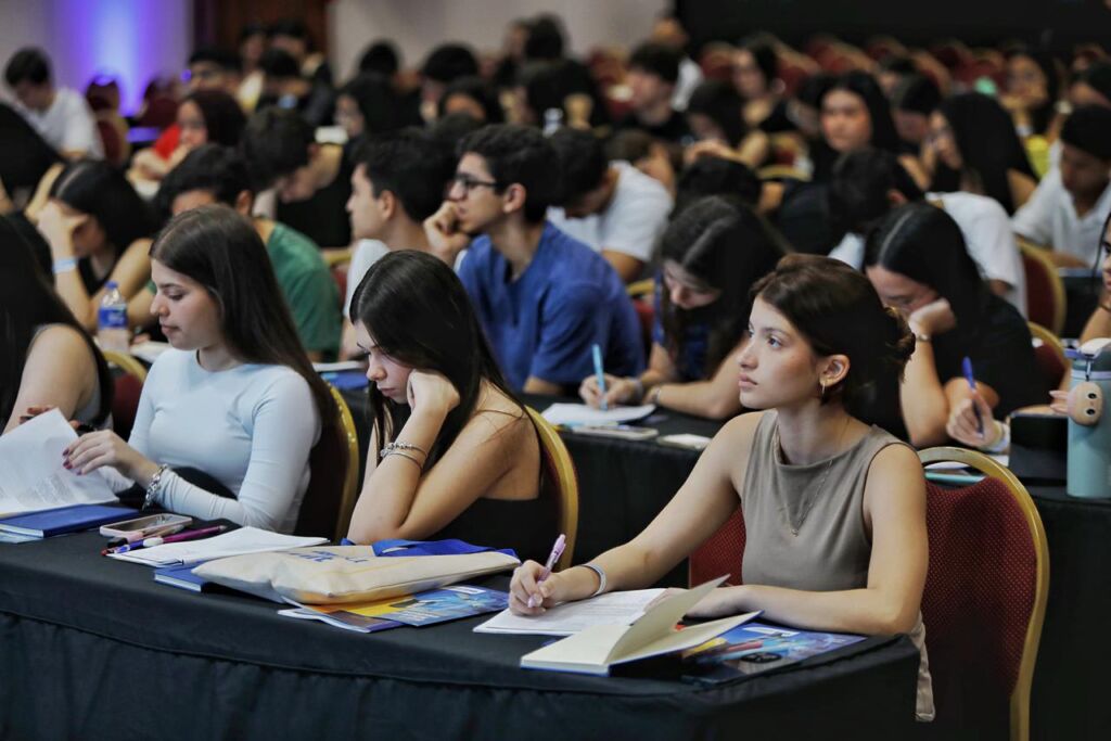 WhatsApp Image 2025 10 13 at 10.02.27 Revisão gratuita de conteúdos para vestibular de Medicina lota auditório em Salvador