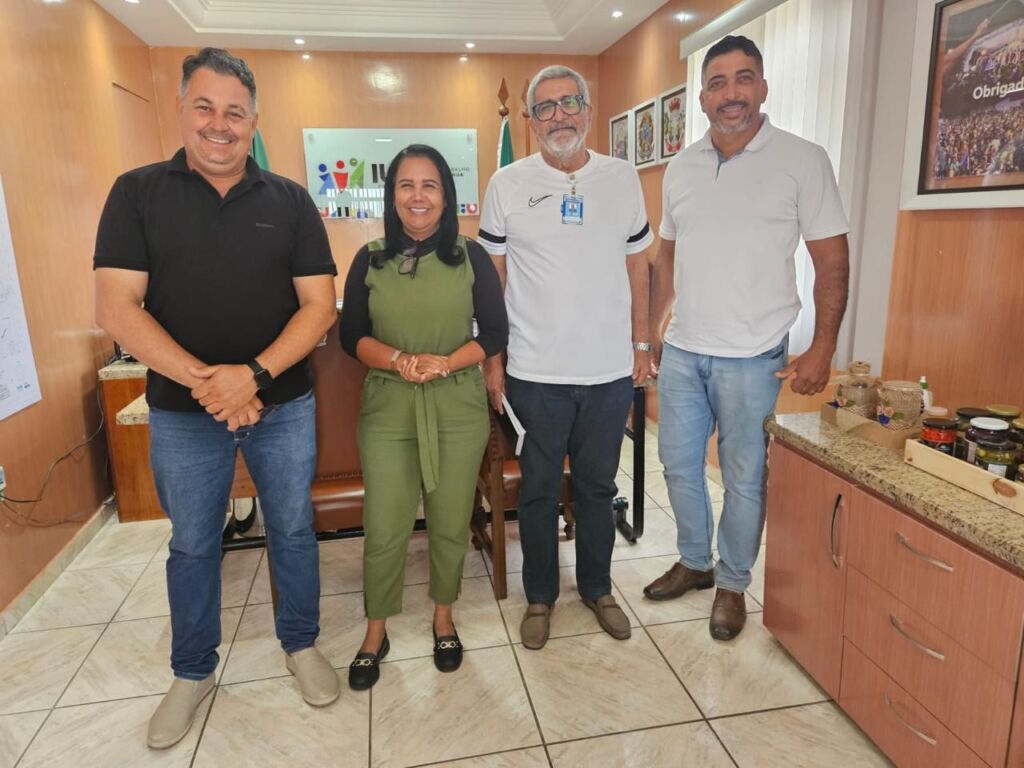 WhatsApp Image 2025 10 22 at 19.22.35 Prefeita Valdinha se reúne com engenheiro da Codevasf para discutir detalhes da audiência pública do Projeto de Irrigação do Vale do Iuiu