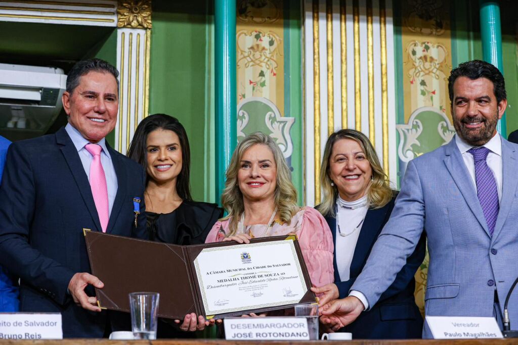 WhatsApp Image 2025 10 24 at 12.06.32 Presidente Ivana Bastos prestigia homenagem ao desembargador José Edivaldo Rotondano com a Medalha Thomé de Souza