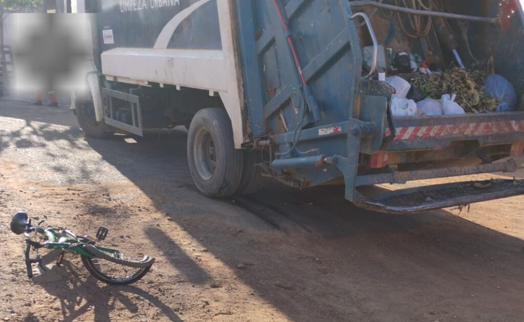 WhatsApp Image 2025 10 24 at 17.13.38 Criança fica ferida após colisão entre caminhão de lixo e bicicleta em Guanambi
