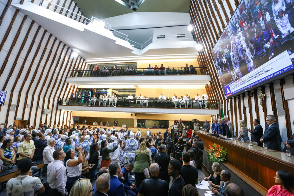 WhatsApp Image 2025 10 30 at 14.55.07 1 Ivana Bastos elogia trajetórias de Henrique Carballal e Raul Jungmann, homenageados com título e comenda