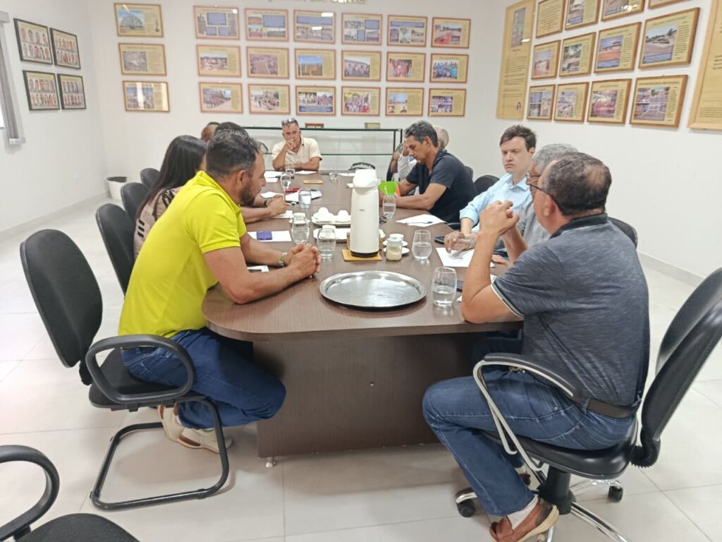 WhatsApp Image 2025 10 30 at 19.17.00 1 Câmara e Prefeitura de Pindaí discutem aplicação de emendas impositivas e investimentos em obras e saúde