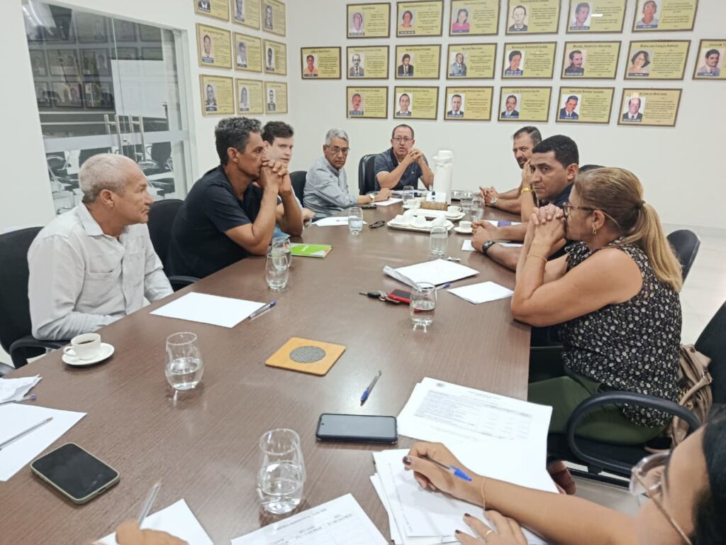WhatsApp Image 2025 10 30 at 19.17.00 Câmara e Prefeitura de Pindaí discutem aplicação de emendas impositivas e investimentos em obras e saúde