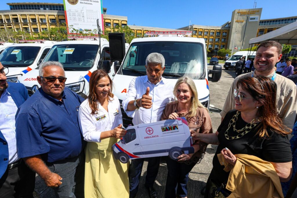 caetite Ivana Bastos reforça saúde com entrega de ambulâncias e veículos para municípios