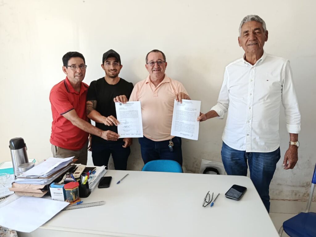 WhatsApp Image 2025 11 19 at 08.31.36 Prefeito de Pindaí autoriza construção de vestiários e banheiros no Campo dos Velhos