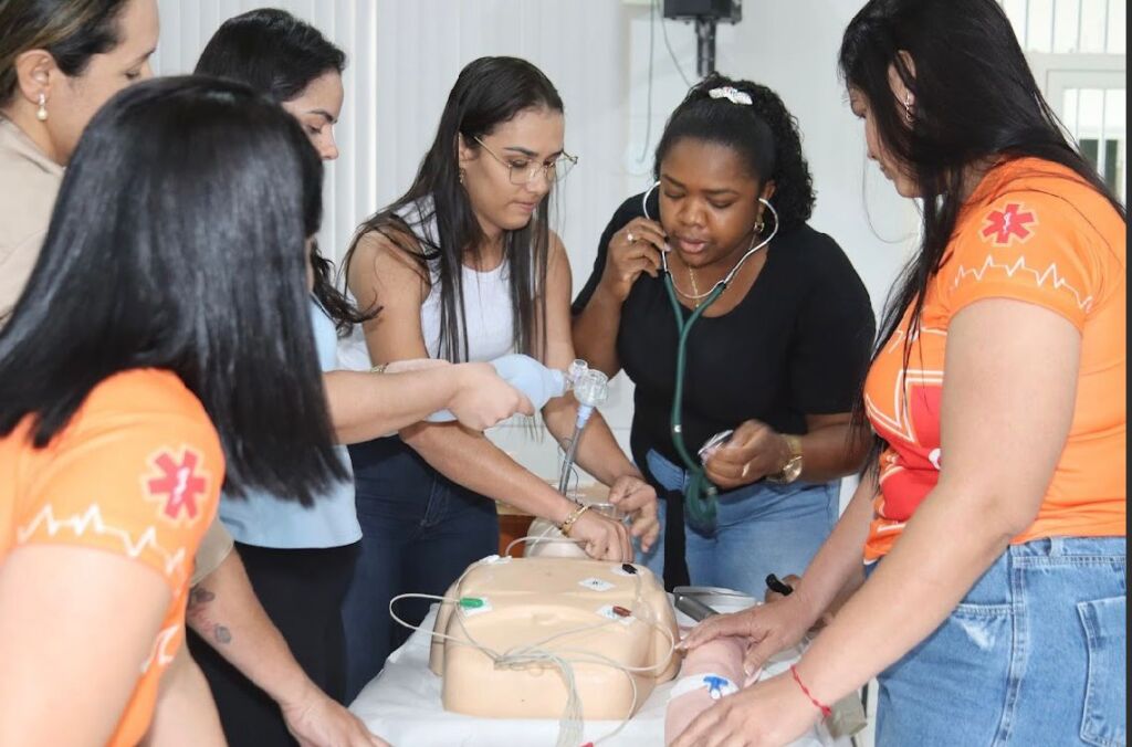 WhatsApp Image 2025 11 24 at 18.52.24 1 Iuiu capacita profissionais para implantação da Sala Vermelha no Hospital Municipal