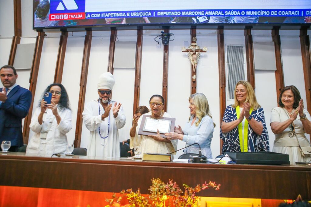 WhatsApp Image 2025 12 12 at 13.57.21 Ivana Bastos participa da sessão de entrega do título de Cidadania Baiana à empresária Lícia Fábio