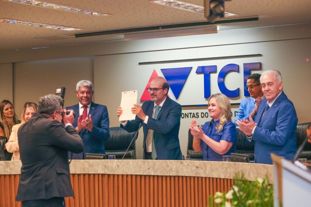 WhatsApp Image 2026 01 06 at 19.18.52 Ivana Bastos ressalta experiência e compromisso público na posse da nova Mesa Diretora do TCE/BA