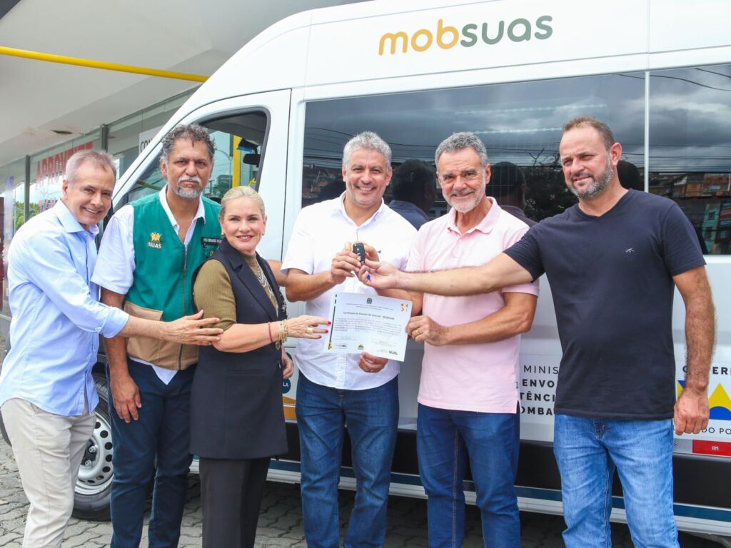 GUANAMBI ASSISTENCIA Ivana Bastos destaca avanço para assistência social com entrega de veículo para Guanambi