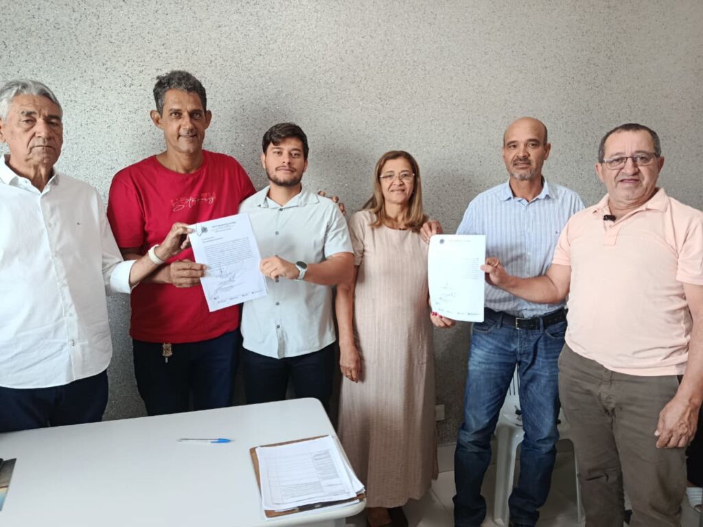 WhatsApp Image 2026 04 04 at 09.46.56 1 Prefeito de Pindaí autoriza construção de pontes e entrega ambulância para o SAMU