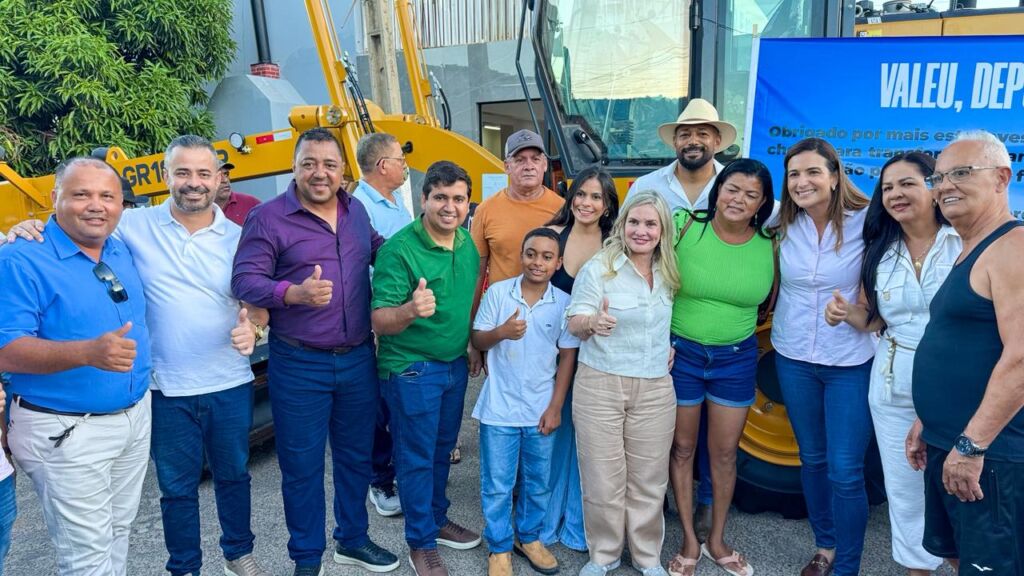 WhatsApp Image 2026 04 25 at 18.27.50 Prefeitura de Urandi recebe patrol e reforça manutenção de estradas vicinais