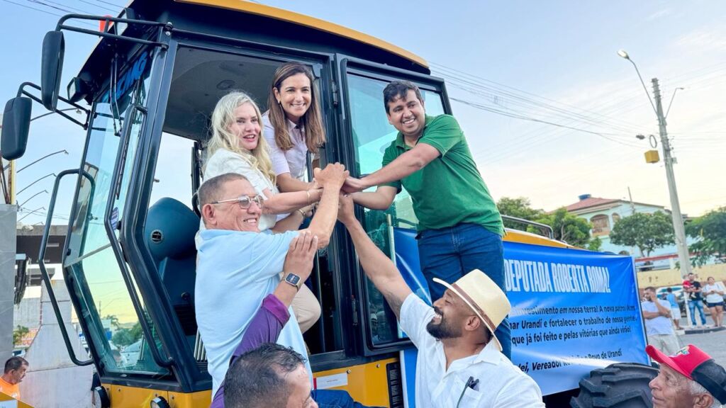 WhatsApp Image 2026 04 25 at 18.27.52 Prefeitura de Urandi recebe patrol e reforça manutenção de estradas vicinais