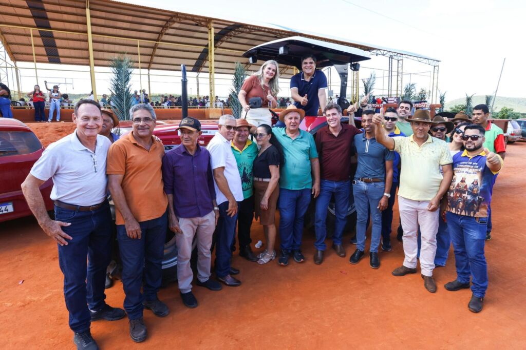 lagoa real trator Ivana Bastos vai à Lagoa Real, participa de celebração e entrega equipamentos para a agricultura familiar
