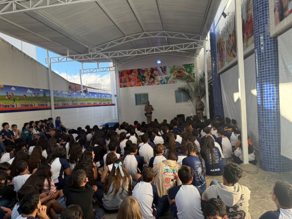 WhatsApp Image 2026 05 25 at 18.17.04 Policiais militares realizam palestra sobre prevenção da violência no Colégio Martins, em Guanambi