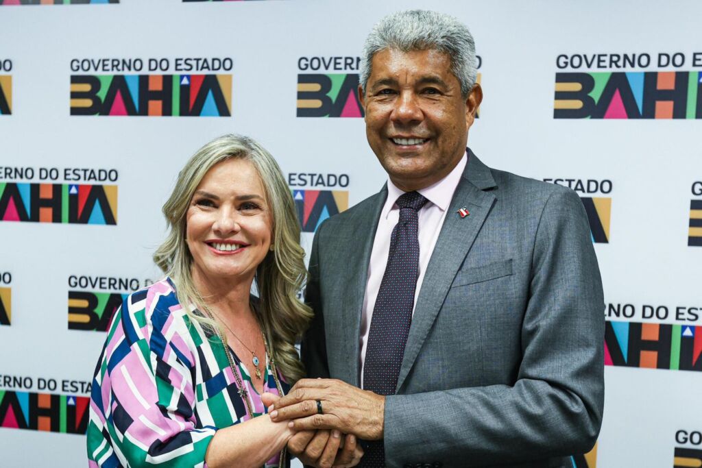 deputada e governador Após pedido de Ivana Bastos, SAC Móvel chega aos municípios e ultrapassa 24 mil atendimentos