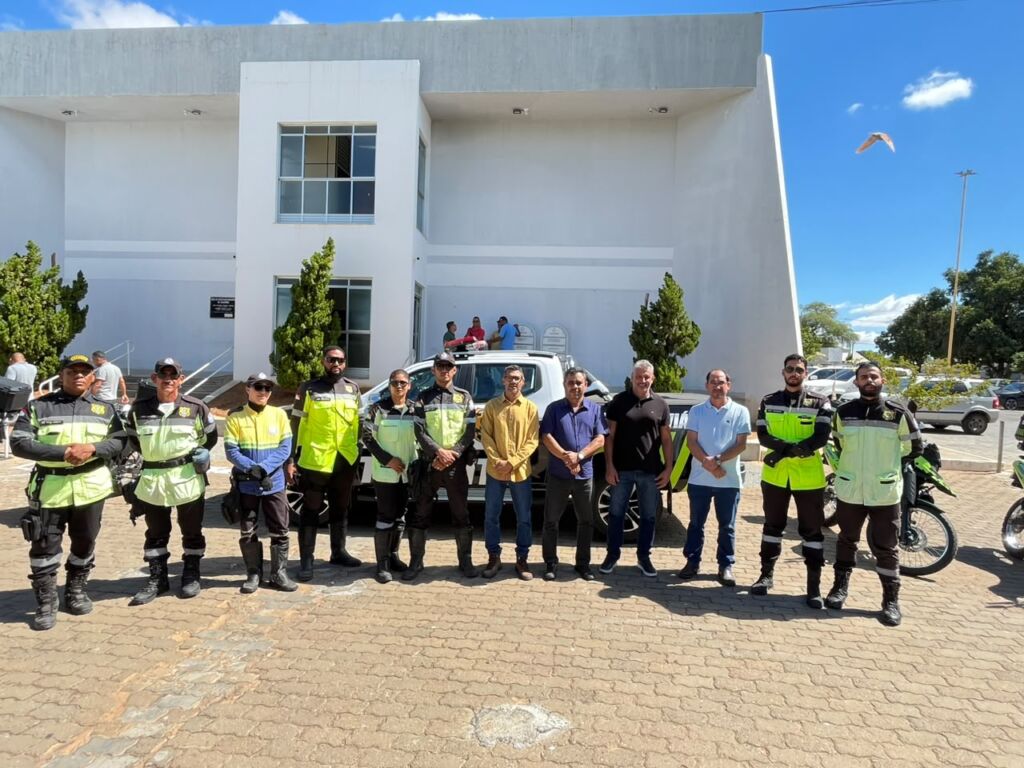 102550202625061 Prefeitura de Guanambi reforça fiscalização de trânsito com entrega de sete novos veículos e equipamentos para a SMTRAN