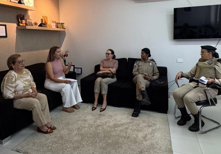 2026080408174017858422603e0980 Bancada Feminina e Procuradoria da Mulher da Câmara de Guanambi fortalecem parceria com o 17º BPM para ações do Agosto Lilás