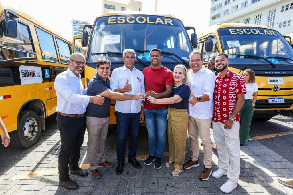 SaveClip.App 859144736 18442881547194704 5166747777615812448 n Urandi recebe novo micro-ônibus escolar e prefeito Warlei Oliveira cumpre agenda na Seinfra em Salvador