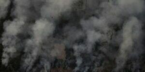 Nuvens de fumaça durante um incêndio em uma área da floresta amazônica perto de Porto Velho, Estado de Rondônia, Brasil, Brasil, 21 de agosto de 2019. REUTERS / Ueslei Marcelino