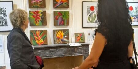 Visitantes apreciam as telas da artista plástica Rose Fernandes, de Guanambi, expostas na galeria francesa.